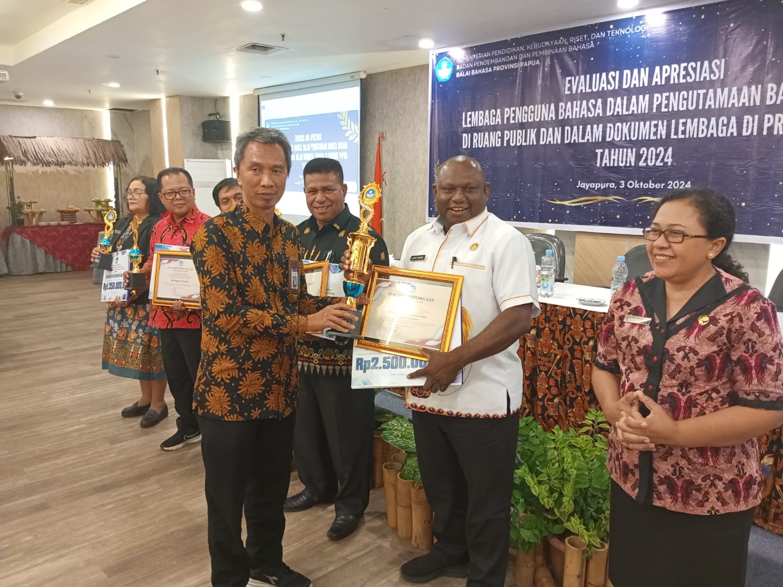 Dok ist/ Kepala Dinas Kominfo Kabupaten Jayapura Gustaf Griapon foto bersama seusai Terima Penghargaan Penggunaan bahasa indonesia yang benar oleh Balai bahasa Papua